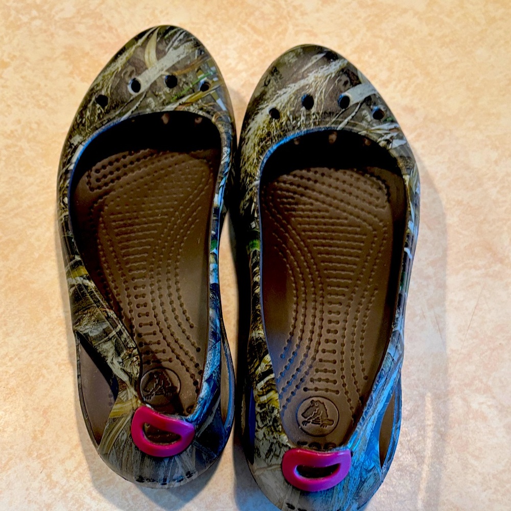 CROCS Women's Camouflage Flats with Pink Highlights